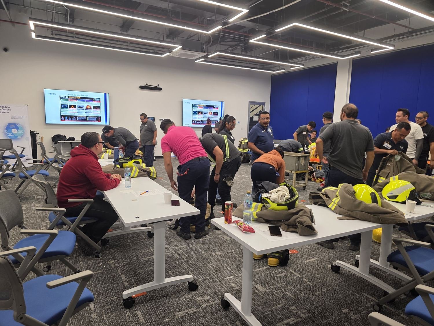 Curso de brigadas con participantes revisando equipo de protección