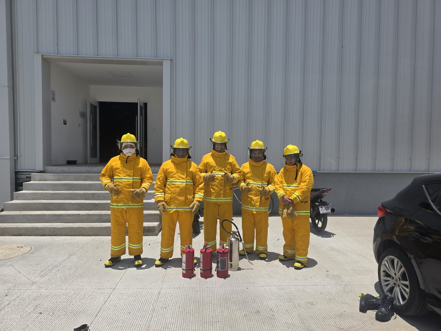 Brigada de emergencia equipada al término de un curso MEREG